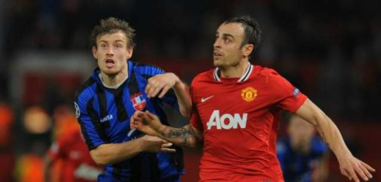 Cristi Sirghi in duel cu Berbatov (Manchester United)